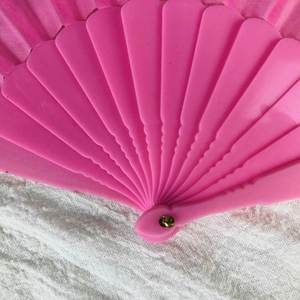 Éventail pliant en plastique de haute qualité avec son claquement distinctif, idéal pour les créations en plastique - Product Image 6