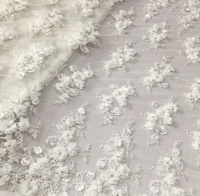 Tissu en tulle brodé de fleurs 3D de haute qualité pour robe de mariée, avec des strass brodés à la main pour sac à jouets de mariage