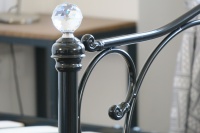 Cadre de lit moderne en métal noir au design épuré