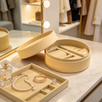 Boîte à bijoux en carton enveloppée de lin, insert en papier kraft, logo personnalisé pour l'affichage de bijoux en magasin et l'emballage cadeau de luxe