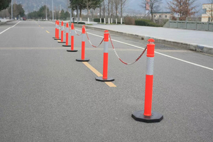 Cônes de délinéateur PE de 44 pouces de hauteur Poteau en T avec bande réfléchissante Base en caoutchouc flexible Poteau d'avertissement de trafic routier - Product Image 6