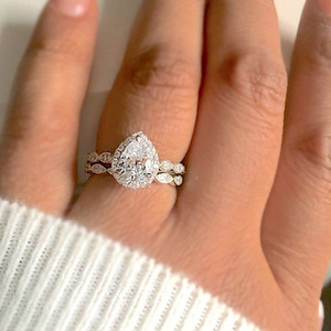 Anillo de Compromiso de Diamantes en Oro Blanco para Mujer T0388, Corte Pera, Diamante Natural Color D, Diamantes Laterales - Product Image 2