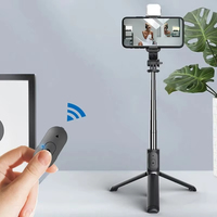 Vente en gros Trépied sans fil Bâton à selfie avec lumière LED pour selfies de téléphone et supports de téléphone