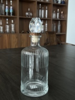 Bouteille en verre côtelé élégante de 650 ml, bouteille à spiritueux transparente rechargeable avec bouchon en verre cristal pour gin, vodka
