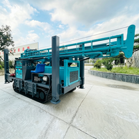 Machine de forage de puits d'eau avec capacité de circulation inversée et réservoir de décantation pour formations gravillonnées