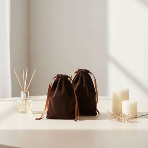 Pochette en velours personnalisée avec logo, finition mate et revêtement UV, pour bijoux, avec cordon de serrage en daim - Product Image 2