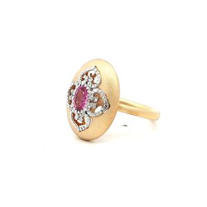 Anillo de cóctel de oro amarillo de 18 quilates con engaste de bisel, zafiro rosa de forma irregular, cabujón con tonos rojos vibrantes, pieza de lujo llamativa para cualquier ocasión. - Product Image 2