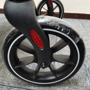 Andador Compacto de Fibra de Carbono con Manillares Ajustables y Bolsa de Compras - Product Image 4