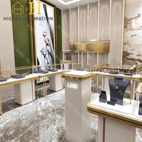 Vitrine de présentation de bijoux en verre vert foncé, style moderne et luxueux, pour showroom de bijouterie