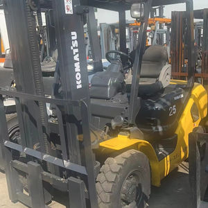 Montacargas Diésel Komatsu FD25 Usado de 2.5 Toneladas, Longitud de Horquilla de 3254 mm, Mástil de Tres Etapas, Operación con Asiento - Product Image 1