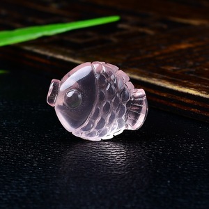 Pendentif poisson quartz rose naturel de style Feng Shui et accessoire de collier de bracelet sculpté en pierre brute pour l'abondance chaque année - Product Image 5