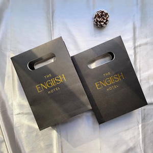 Sacs en papier kraft noir de qualité supérieure - Sacs à poignée découpés avec impression dorée pour les articles d'hôtel et l'emballage de cadeaux - Product Image 1