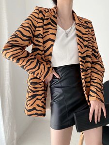 Nuovo stile <span class=keywords><strong>Blazer</strong></span> in abiti da <span class=keywords><strong>donna</strong></span> <span class=keywords><strong>a</strong></span> strisce di tigre cappotto <span class=keywords><strong>a</strong></span> bottone singolo per donne colore puro autunno <span class=keywords><strong>donna</strong></span> vestiti - Product Image 4