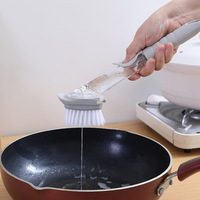 Brosse de nettoyage multi-usages à long manche en plastique avec pulvérisation automatique de liquide, conçue pour une utilisation en cuisine par les utilisateurs ayant une faible force de préhension