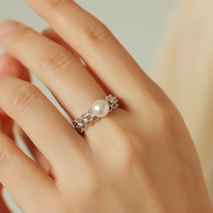 Anello di perle di pizzo di lusso da donna con diamanti retrò francese Design di nicchia di dimensioni regolabili in stile lusso leggero - Product Image 1