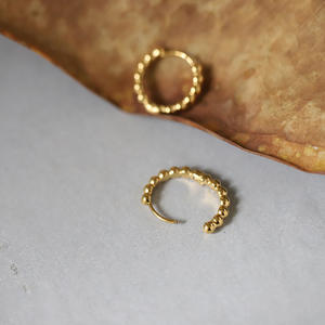 Pendientes Minimalistas Impermeables, Chapados en Oro de 18k PVD, Acero Inoxidable Plateado, Mini Pendientes de Aro con Cuentas para Uso Diario - Product Image 2