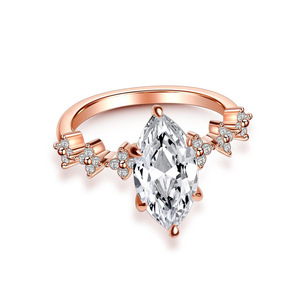 Elegante Anello da Donna con Taglio Marquise, Gioiello Scintillante in Lega Regolabile, Stile Moderno per Matrimoni - Product Image 2