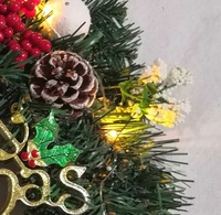 Guirlande de Noël artificielle pré-éclairée avec lumières LED, baies rouges, cônes de pin et inscription Joyeux Noël pour la décoration des fêtes