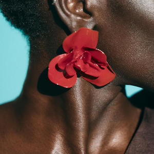 Boucles d'oreilles tendance simples et élégantes de haute qualité 2025, style fleur, alliage de zinc plaqué or 14 carats, bijoux charmants - Product Image 1