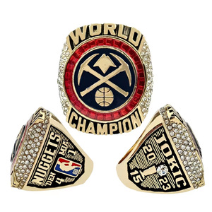 Les Denver Nuggets, <span class=keywords><strong>champions</strong></span> de la Conférence occidentale de la <span class=keywords><strong>NBA</strong></span> pour la saison 2022-2023, ont remporté leur première trophée de championnat de la <span class=keywords><strong>NBA</strong></span> de tous les temps. - Product Image 6