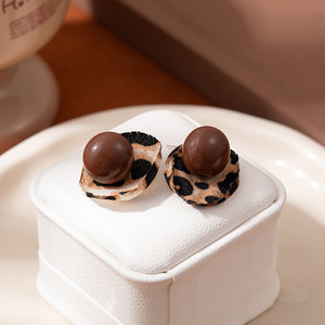 Orecchini a Perno in Lega con Stampa Leopardata e Perle, Stile Retrò Bicolore, Eleganti e Unici, Stile Hong Kong per Donna - Product Image 3