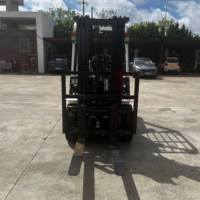 Chariot élévateur diesel CPCD25 2,5T : mât triplex de 4,3 m, moteur Xinchai, pneus pleins, déplacement latéral, boîte à outils.