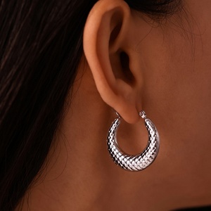 Aros de Acero Inoxidable Hipoalergénicos con Diseño Retro, Aros de Geometría Irregular, Aros de Alta Calidad para Mujer - Product Image 3