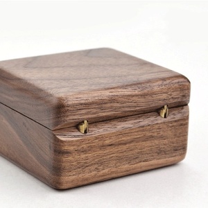 Musica personalizzata e Design lettera in legno di noce intagliato scatola musicale in legno popolare regalo a manovella in legno carillon - Product Image 5
