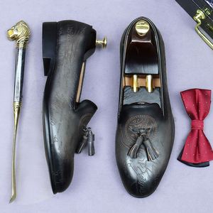 Chaussures décontractées pour hommes, style mocassins rétro à lacets, en cuir pleine fleur, légères, respirantes, antidérapantes, avec patchwork et pompons, idéales pour les fêtes. - Product Image 4