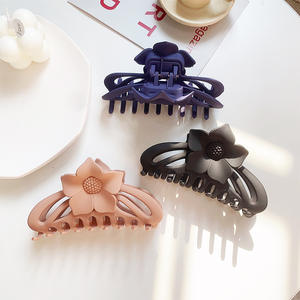 Pince à cheveux élégante de couleur unie avec décoration florale délicate - Product Image 2