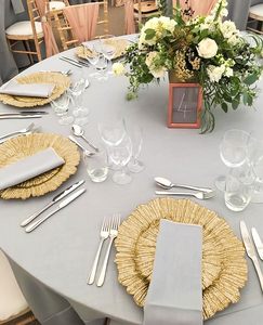 Assiettes de présentation réutilisables de 13 pouces dorées en plastique à motif récif, décoratives, pour événements formels, location et approvisionnement en gros - Product Image 4