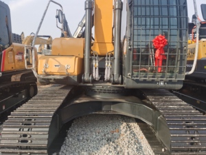 Excavatrice lourde Hyundai 220LC-9S d'occasion, 22 tonnes, neuve, sur chenilles, avec pompe à engrenages et roulement, modèle 2023 - Product Image 4