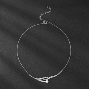 Collar con Colgante de Perlas y Diamantes en Acero Inoxidable, Estilo Moderno: Joyería Única de Acero Titanio para Mujer - Product Image 4