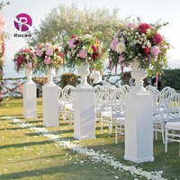 Grands supports floraux blancs en PVC sculptés en forme de colonnes romaines pour allées, chemins, scènes, fêtes, mariages et événements.