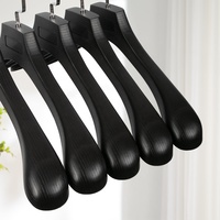 Cintres épais antidérapants de 5,5 cm en plastique imitation bois avec finition chromée et crochet métallique rotatif pour armoire d'hôtel