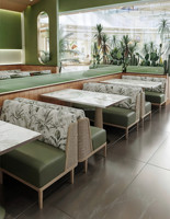 Chaise de salle à manger en bois à dossier tressé vert, Table en marbre à motif feuille, Banquette latérale en rotin, Mobilier de restaurant et café tropical, Vente en gros