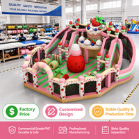 Aire de jeux gonflable commerciale sur le thème du gâteau aux fraises avec toboggan et parcours d'obstacles pour enfants, idéale pour les fêtes en plein air et la location.
