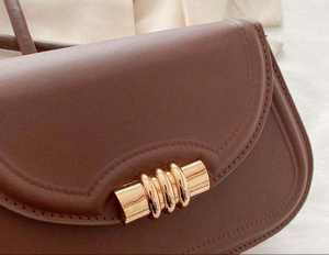 Bolso de Hombro Clásico Mini para Mujer, Color Sólido, Logotipo Personalizado, Material PU, Cadena, Estilo Saddle Bag, Venta al Por Mayor, Alta Calidad - Product Image 5