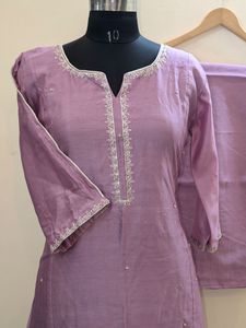 Ensemble Kurta, pantalon et dupatta en soie Chanderi avec broderie Zardosi, vêtements ethniques pour femmes, tenue de mariage et de fête, fournisseur en gros - Product Image 3