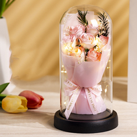 Vente en gros Cadeau Saint Valentin Petite Amie Rose Savon Fleur Bébé Haleine Bouquet de Fleurs Préservées Séchées dans un Dôme en Verre Lumière LED