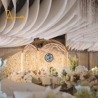 Vente chaude Rideaux de fond de scène de mariage en mousseline de soie blanche transparente suspendus Design ondulé Drapé de plafond Décoratif pour mariage