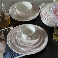 Service de vaisselle en céramique rose à motifs floraux européens avec assiettes de dîner vintage en relief pour mariage
