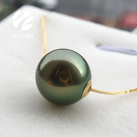 Pendentif en perles de Tahiti de qualité supérieure de couleur naturelle avec pendentif à breloques en or 18 carats