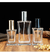 Flacon de parfum en verre rectangulaire transparent de haute qualité de 30 ml avec pulvérisateur à pompe personnalisable, rechargeable et vide pour usage cosmétique