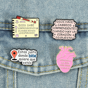 Épingles en émail avec verset biblique espagnol « Tu es là où Dieu veut que tu sois », broche de foi, badge de revers, vente en gros - Product Image 1