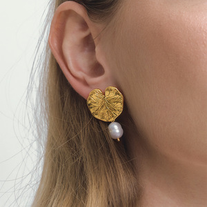 Pendientes de perlas de agua dulce con forma de hoja de loto, con pasadores de acero inoxidable para mujer, para uso diario. - Product Image 2