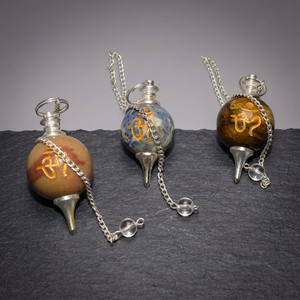 Péndulo de Bolas de Piedras Preciosas Hecho a Mano con Símbolo Om, Tema del Amor, para Feng Shui, Arte Coleccionable, Herramienta Portátil de Chakra Reiki, de Gujarat - Product Image 4