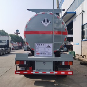 Semi-remorque citerne personnalisée de 30 000 L pour liquides chimiques, en acier inoxydable avec revêtement plastique, pour sodas et acides, à vendre - Product Image 3