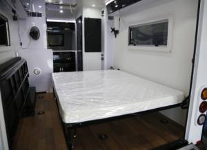 Remolque de caravana Ecocampor para transporte de juguetes de gran capacidad, con diseño de doble puerta trasera, para eventos promocionales y camping al aire libre. - Product Image 4