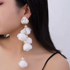 أقراط مزينة يدويًا بشرابة زهور مبالغ فيها مع لؤلؤ موضة شخصية متدلية في الغلاف الجوي للنساء أقراط هدايا عرائس جذابة - Product Image 1